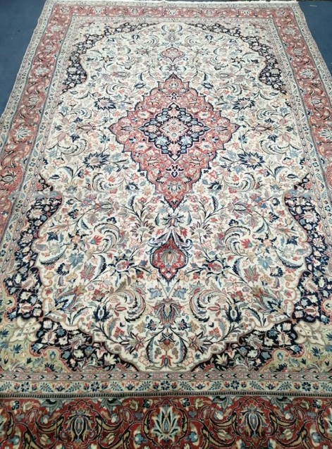 A Kashan ivory ground carpet 315 x 194cm